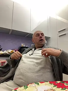 Snapshot of pantomax chatting on 12.17.24 pantomax online show from 12.17.24