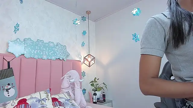 Snapshot of MAYROBERTSS chatting on 12.14.24 MAYROBERTSS online show from 12.14.24