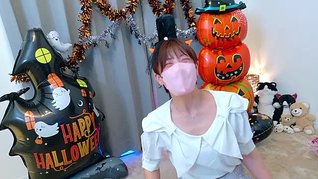 Snapshot of Risa_06 chatting on 10.31.25 Risa 06 online show from 10.31.25