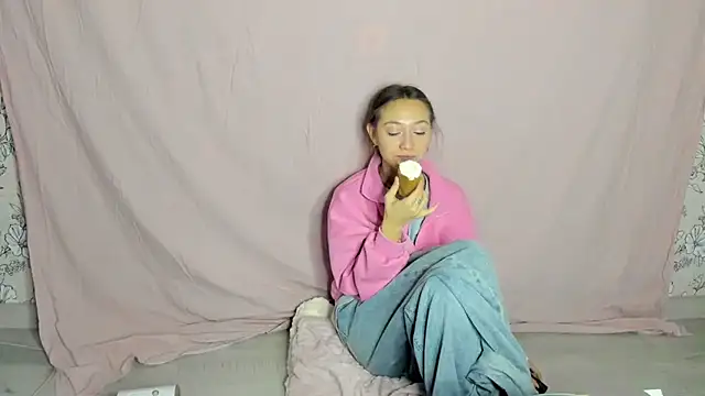 EllaSky xoxo online show from 10.18.25