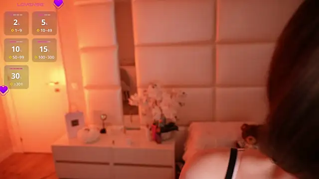 Snapshot of Lilly_Colins chatting on 11.13.25 Lilly Colins online show from 11.13.25