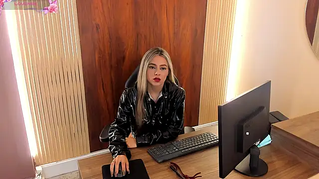 Snapshot of miacarperr1 chatting on 01.29.25 miacarperr1 online show from 01.29.25