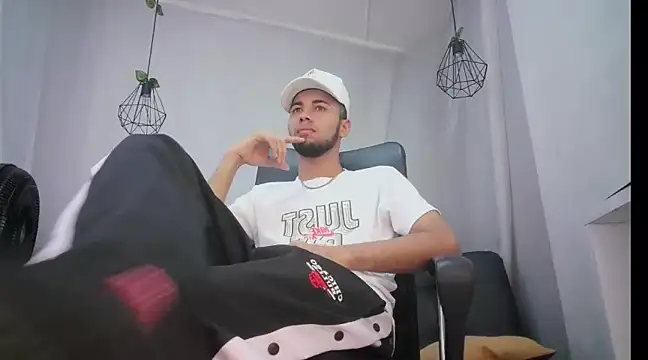 Snapshot of jhon_ath chatting on 02.05.25 jhon ath online show from 02.05.25