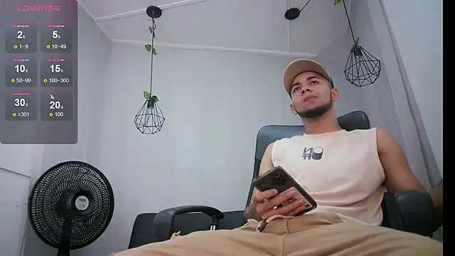 Snapshot of jhon_ath chatting on 02.14.25 jhon ath online show from 02.14.25