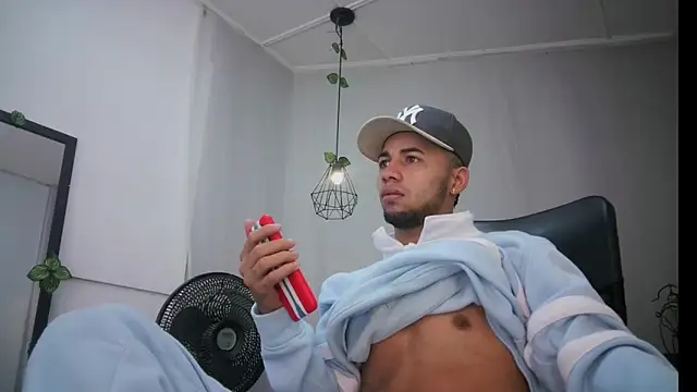 Snapshot of jhon_ath chatting on 03.18.25 jhon ath online show from 03.18.25