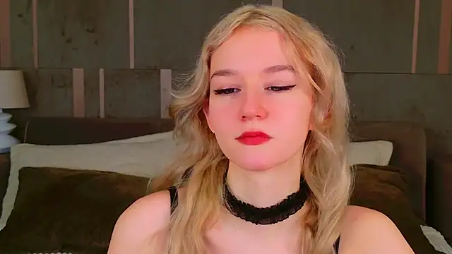 Snapshot of NaomiLoys chatting on 02.10.25 NaomiLoys online show from 02.10.25