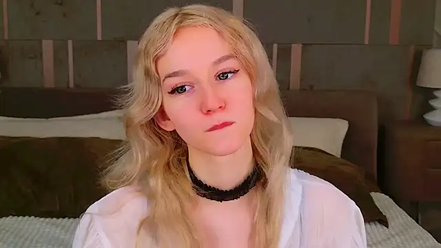 Snapshot of NaomiLoys chatting on 02.11.25 NaomiLoys online show from 02.11.25