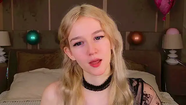 Snapshot of NaomiLoys chatting on 02.15.25 NaomiLoys online show from 02.15.25