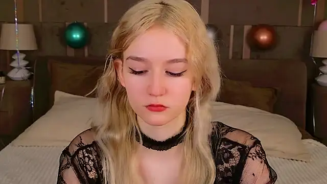 Snapshot of NaomiLoys chatting on 02.15.25 NaomiLoys online show from 02.15.25