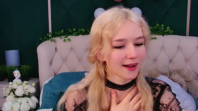 Snapshot of NaomiLoys chatting on 02.16.25 NaomiLoys online show from 02.16.25