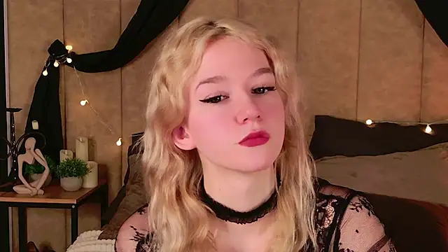 Snapshot of NaomiLoys chatting on 02.22.25 NaomiLoys online show from 02.22.25