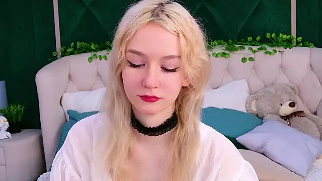 Snapshot of NaomiLoys chatting on 03.06.25 NaomiLoys online show from 03.06.25