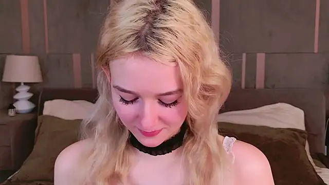 Snapshot of NaomiLoys chatting on 03.06.25 NaomiLoys online show from 03.06.25