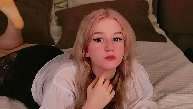 Snapshot of NaomiLoys chatting on 03.21.25 NaomiLoys online show from 03.21.25