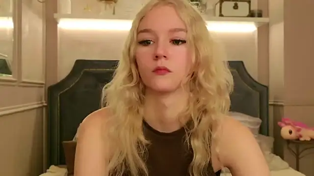 Snapshot of NaomiLoys chatting on 09.20.25 NaomiLoys online show from 09.20.25