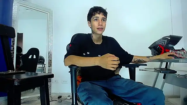 Snapshot of Zacktk7 chatting on 01.08.25 Zacktk7 online show from 01.08.25