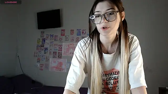 Snapshot of Cyber_hoe chatting on 03.16.25 Cyber hoe online show from 03.16.25