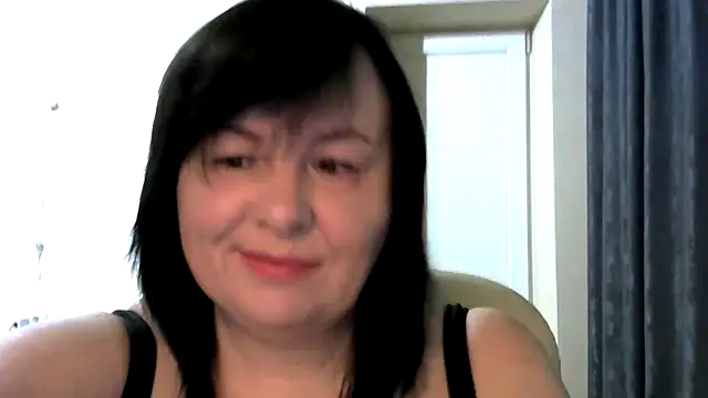 EmiliaLooo online show from 10.27.25