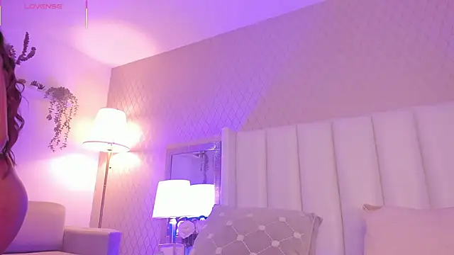 Snapshot of SophiaSmiiths_ chatting on 09.18.25 SophiaSmiiths online show from 09.18.25