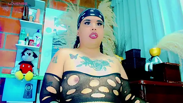 Snapshot of nauthyvalentina chatting on 02.14.26 nauthyvalentina online show from 02.14.26