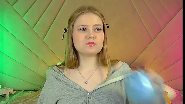 Snapshot of SelinSwarovski chatting on 03.17.25 SelinSwarovski online show from 03.17.25