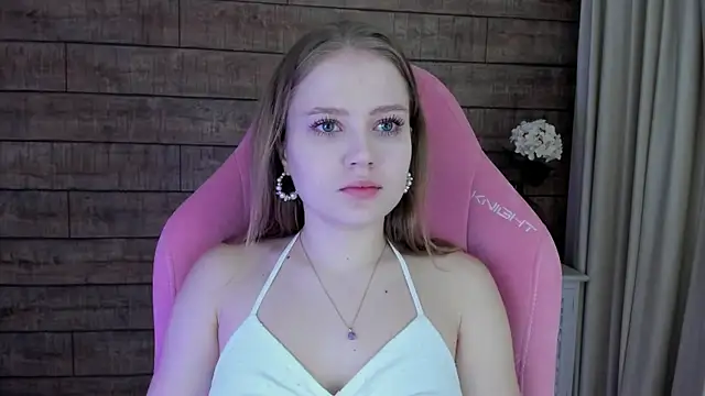 Snapshot of SelinSwarovski chatting on 09.19.25 SelinSwarovski online show from 09.19.25