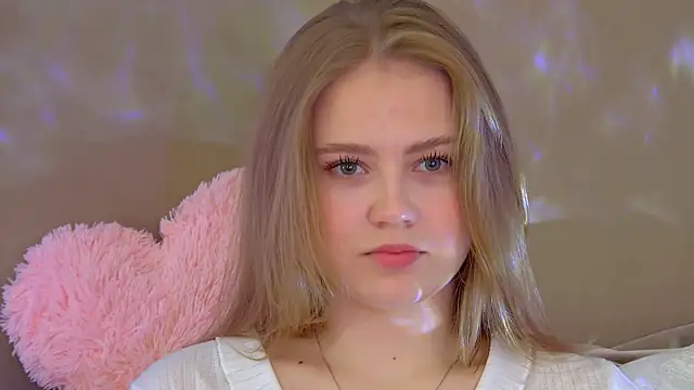 Snapshot of SelinSwarovski chatting on 09.30.25 SelinSwarovski online show from 09.30.25