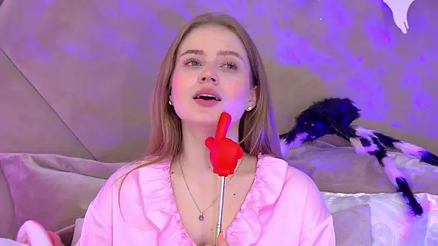 Snapshot of SelinSwarovski chatting on 10.23.25 SelinSwarovski online show from 10.23.25