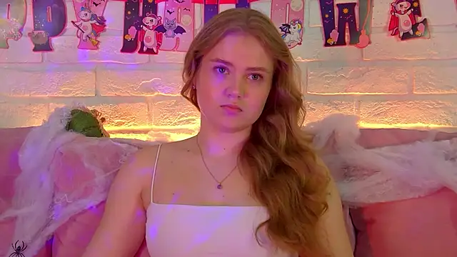 Snapshot of SelinSwarovski chatting on 10.28.25 SelinSwarovski online show from 10.28.25