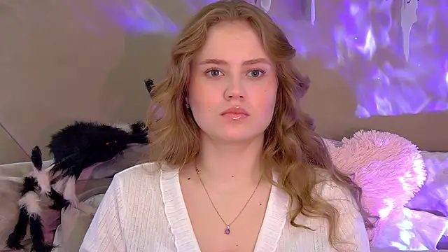 Snapshot of SelinSwarovski chatting on 10.29.25 SelinSwarovski online show from 10.29.25