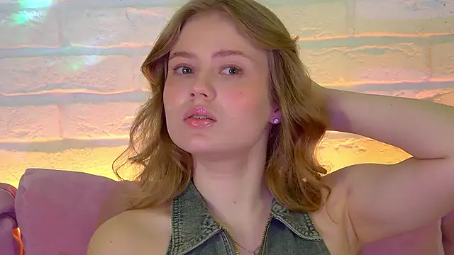 Snapshot of SelinSwarovski chatting on 11.15.25 SelinSwarovski online show from 11.15.25