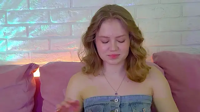 Snapshot of SelinSwarovski chatting on 11.27.25 SelinSwarovski online show from 11.27.25