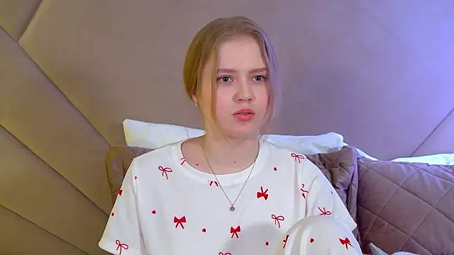 Snapshot of SelinSwarovski chatting on 12.16.25 SelinSwarovski online show from 12.16.25