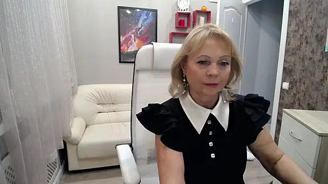 Snapshot of Milla_Cutie18 chatting on 10.30.25 Milla Cutie18 online show from 10.30.25