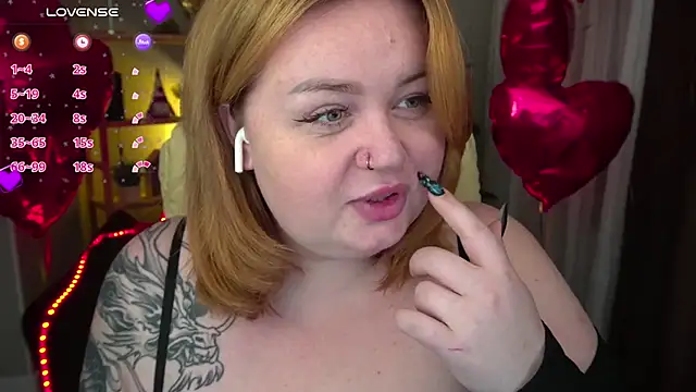 Snapshot of ZaraReignn chatting on 02.21.25 ZaraReignn online show from 02.21.25
