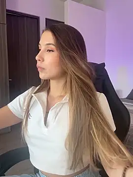 Snapshot of SophieRaily_ chatting on 10.24.25 SophieRaily  online show from 10.24.25