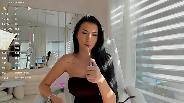 Snapshot of missdiamond_ chatting on 10.30.25 missdiamond online show from 10.30.25