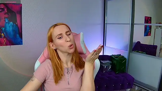 Snapshot of AliceBYKiss chatting on 01.10.25 AliceBYKiss online show from 01.10.25