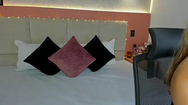 AniiRose online show from 12.17.25