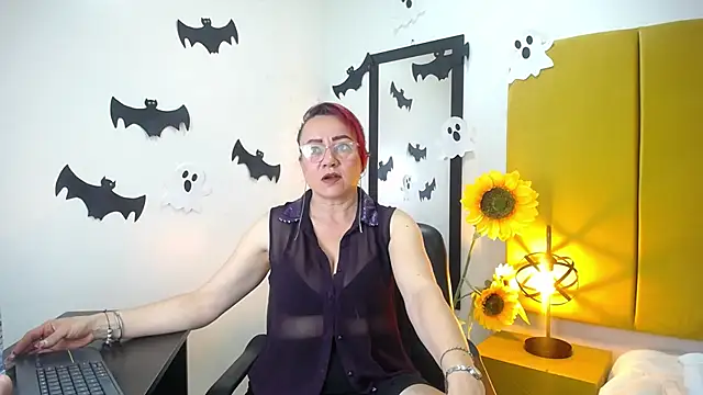 Lupiita223 online show from 10.28.25