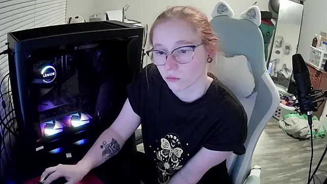 Snapshot of LilyFoxxx chatting on 10.13.25 LilyFoxxx online show from 10.13.25