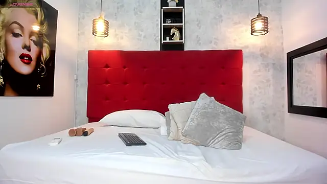 Snapshot of SilvannaFit chatting on 01.31.25 SilvannaFit online show from 01.31.25