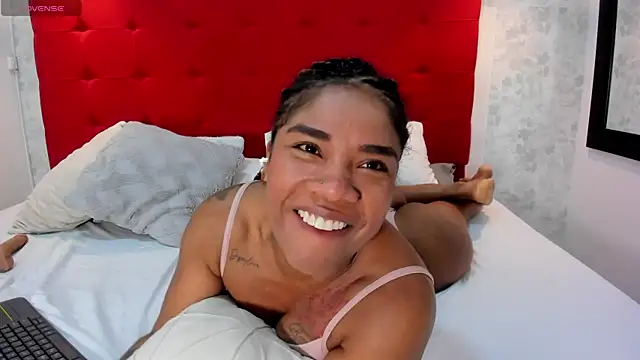 Snapshot of SilvannaFit chatting on 02.05.25 SilvannaFit online show from 02.05.25