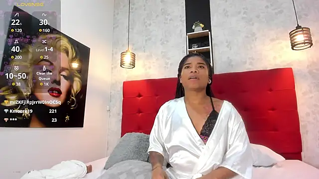 Snapshot of SilvannaFit chatting on 03.23.25 SilvannaFit online show from 03.23.25
