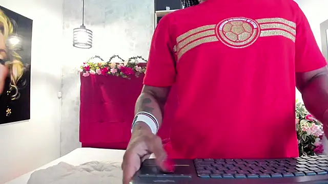 Snapshot of SilvannaFit chatting on 06.19.26 SilvannaFit online show from 06.19.26