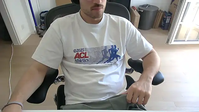 Snapshot of taallguyy_196 chatting on 06.24.26 taallguyy 196 online show from 06.24.26