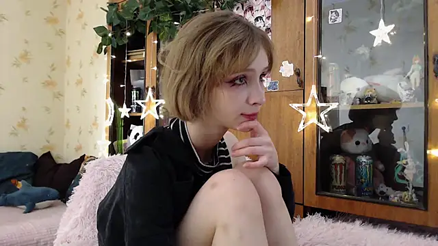 Snapshot of cloudgirrl chatting on 03.19.25 cloudgirrl online show from 03.19.25