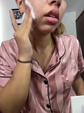 Snapshot of Aaliyah_Salma chatting on 05.17.26 Aaliyah Salma online show from 05.17.26
