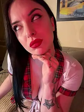 Snapshot of lunabarandi chatting on 12.17.24 lunabarandi online show from 12.17.24