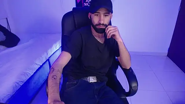 Snapshot of dominick_ahiryy chatting on 02.05.25 dominick ahiryy online show from 02.05.25